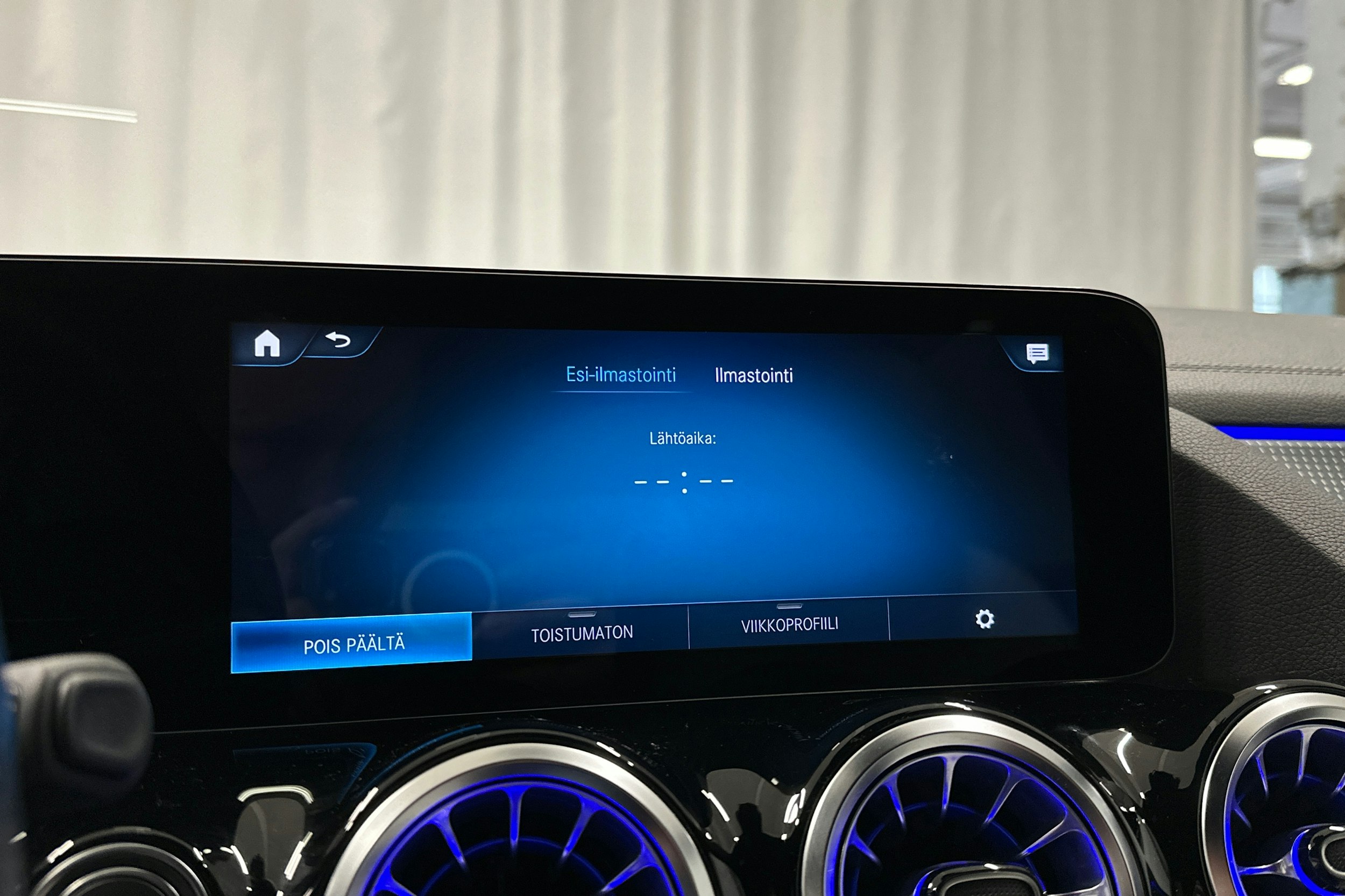 valkoinen Mercedes-Benz EQA 2022 kuva 23.
