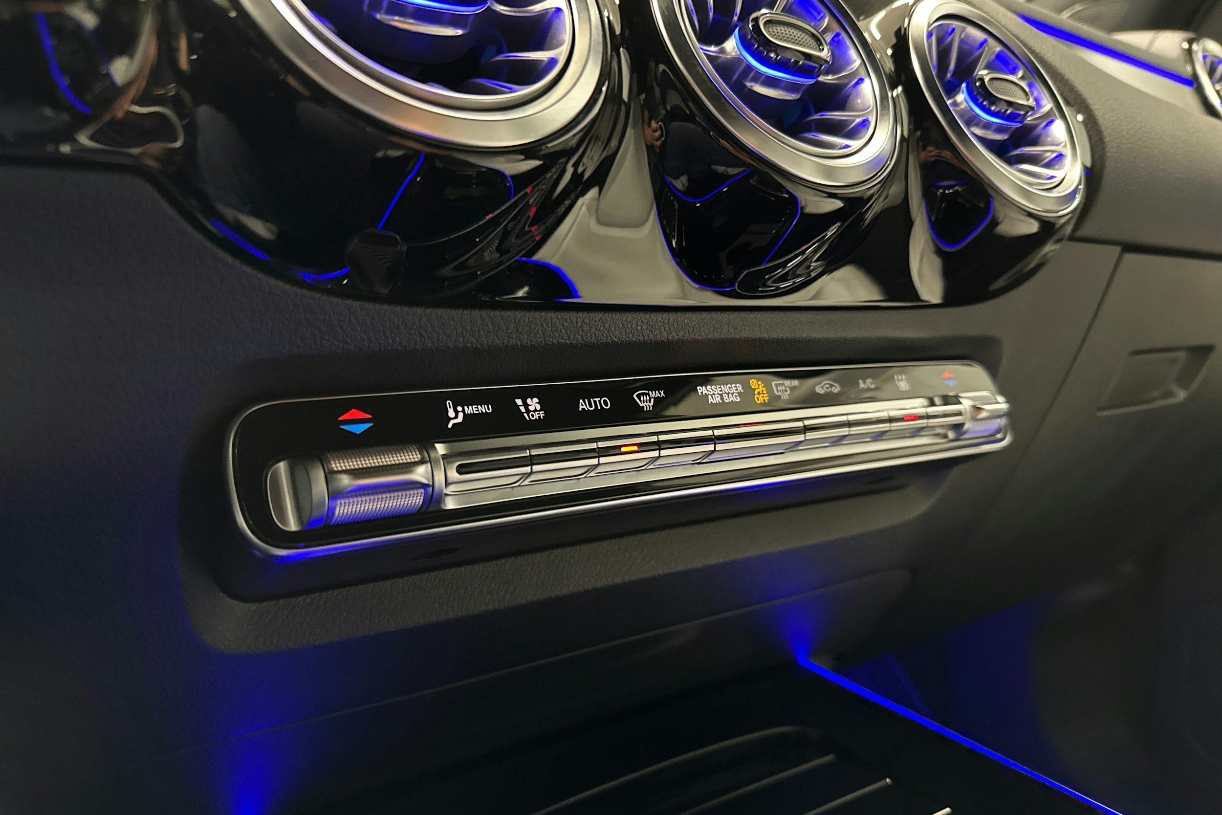 valkoinen Mercedes-Benz EQA 2022 kuva 24.