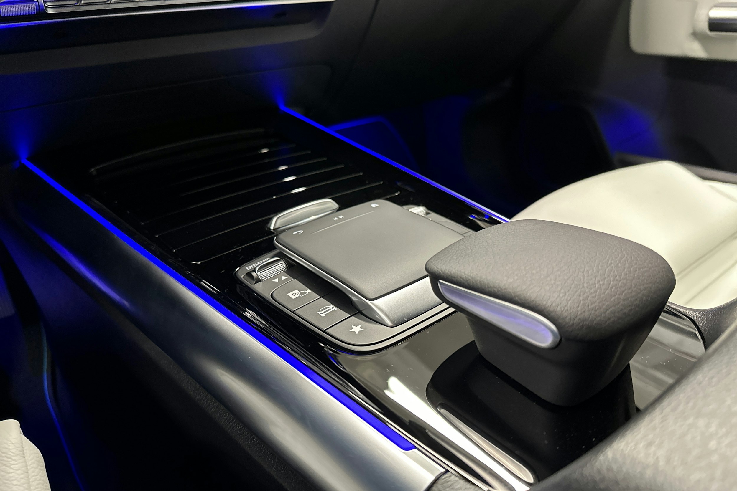 valkoinen Mercedes-Benz EQA 2022 kuva 25.