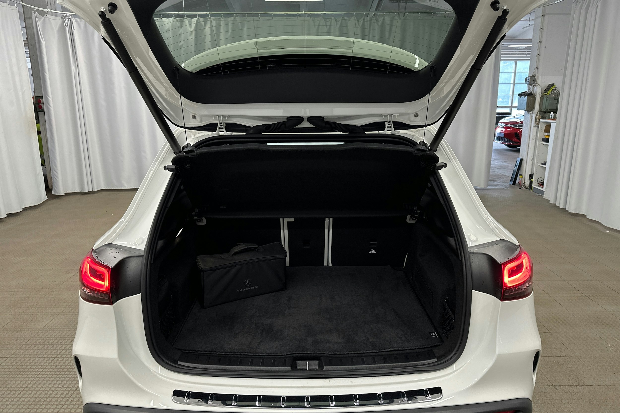 valkoinen Mercedes-Benz EQA 2022 kuva 28.