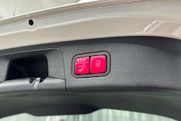 valkoinen Mercedes-Benz EQA 2022 kuva 29.