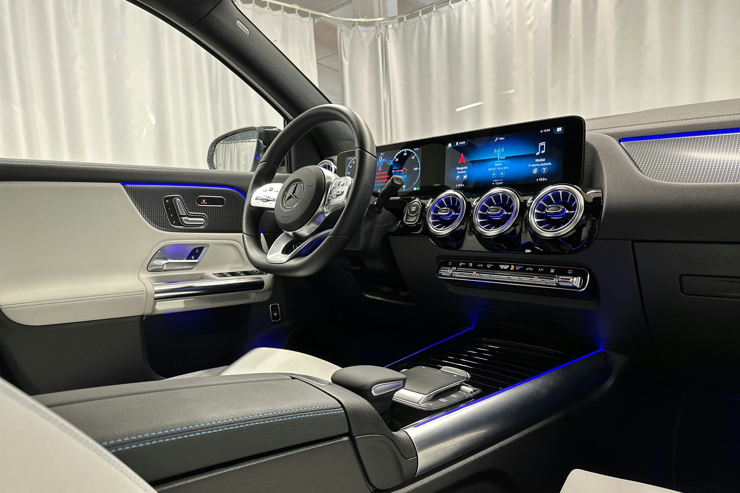 valkoinen Mercedes-Benz EQA 2022 kuva 30.