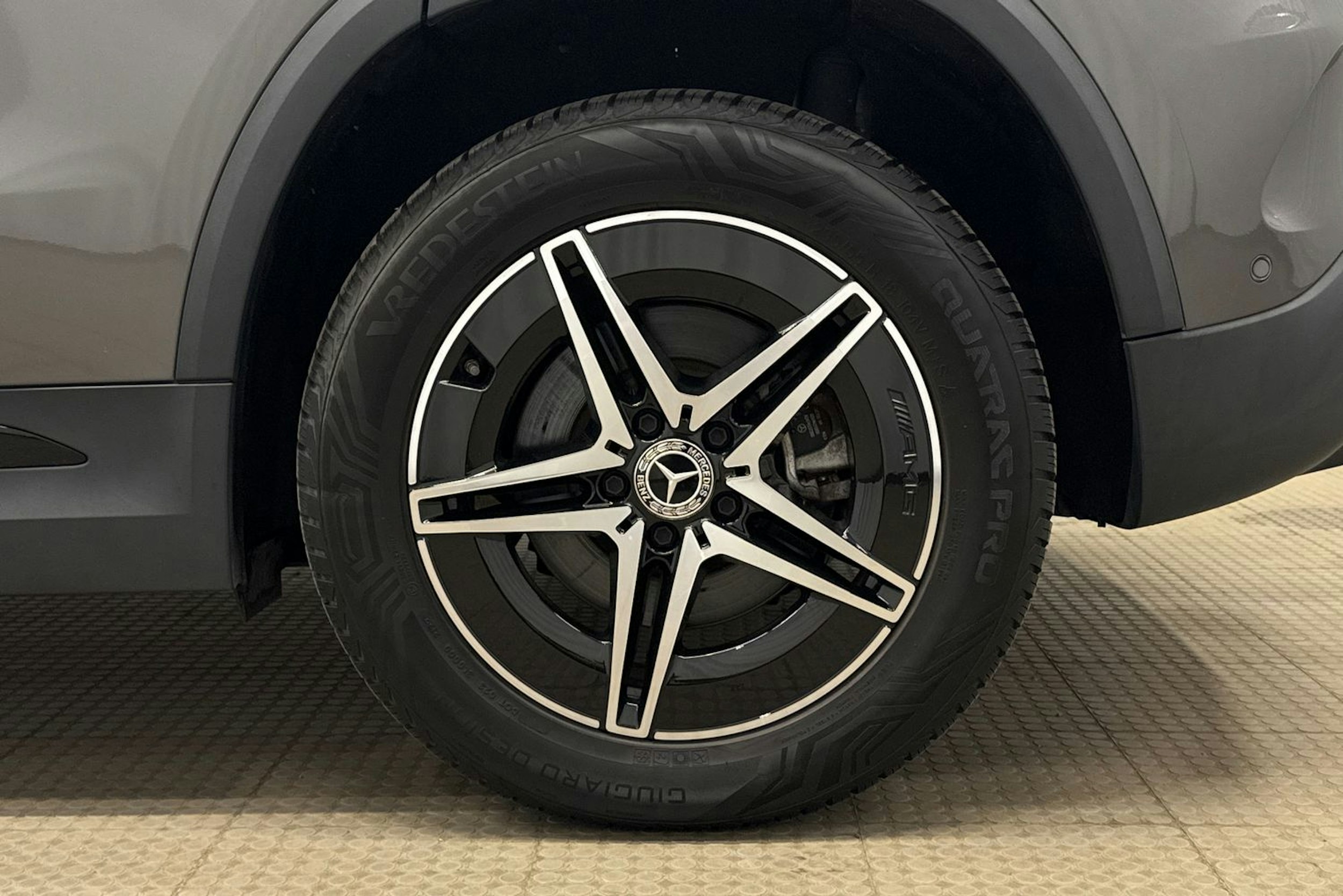 harmaa Mercedes-Benz EQA 2022 kuva 13.