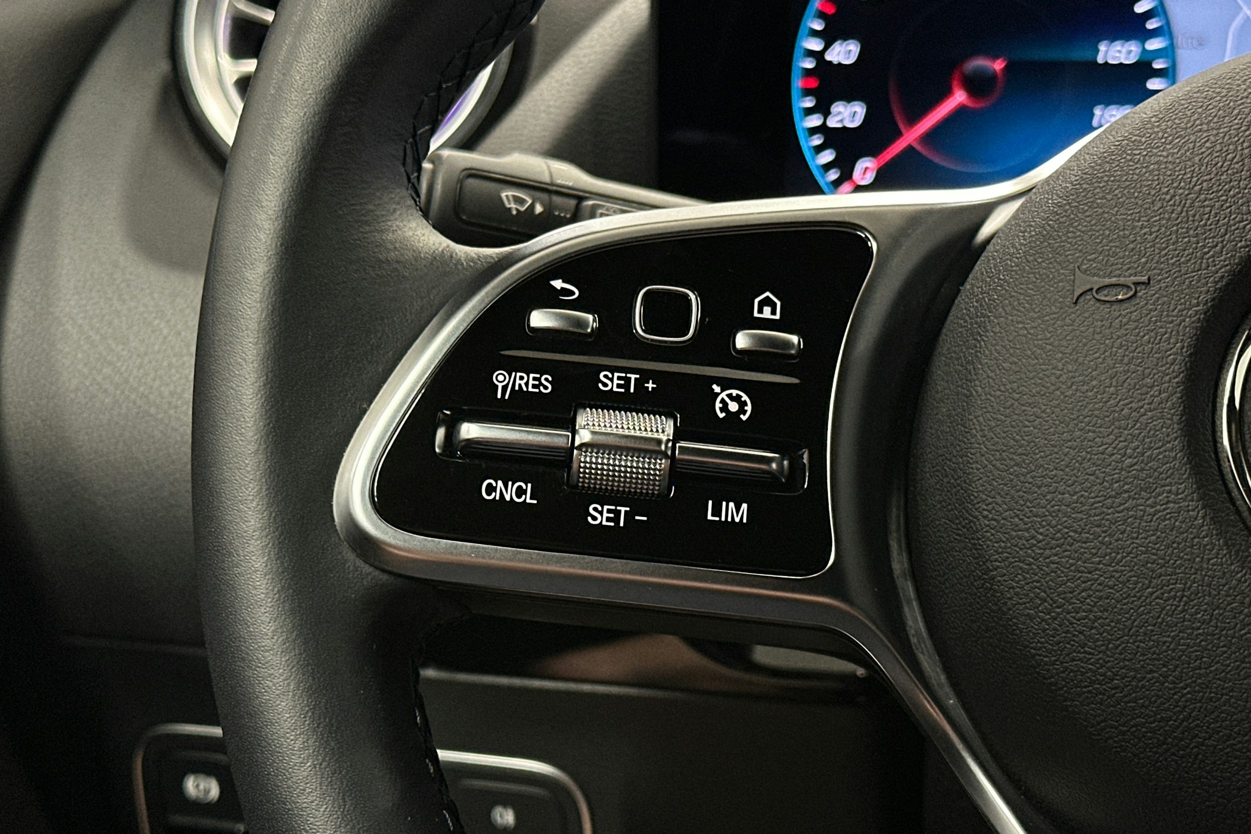 harmaa Mercedes-Benz EQA 2023 kuva 18.