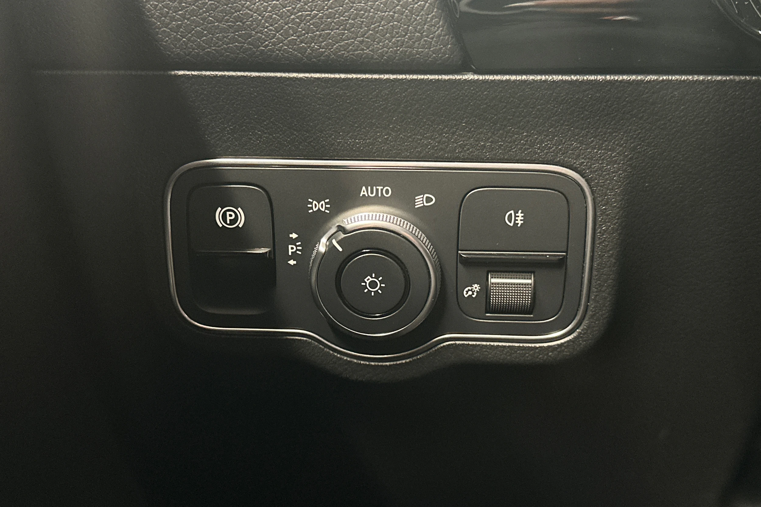 musta Mercedes-Benz EQA 2023 kuva 18.