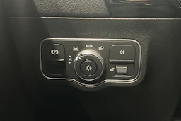 musta Mercedes-Benz EQA 2023 kuva 18.