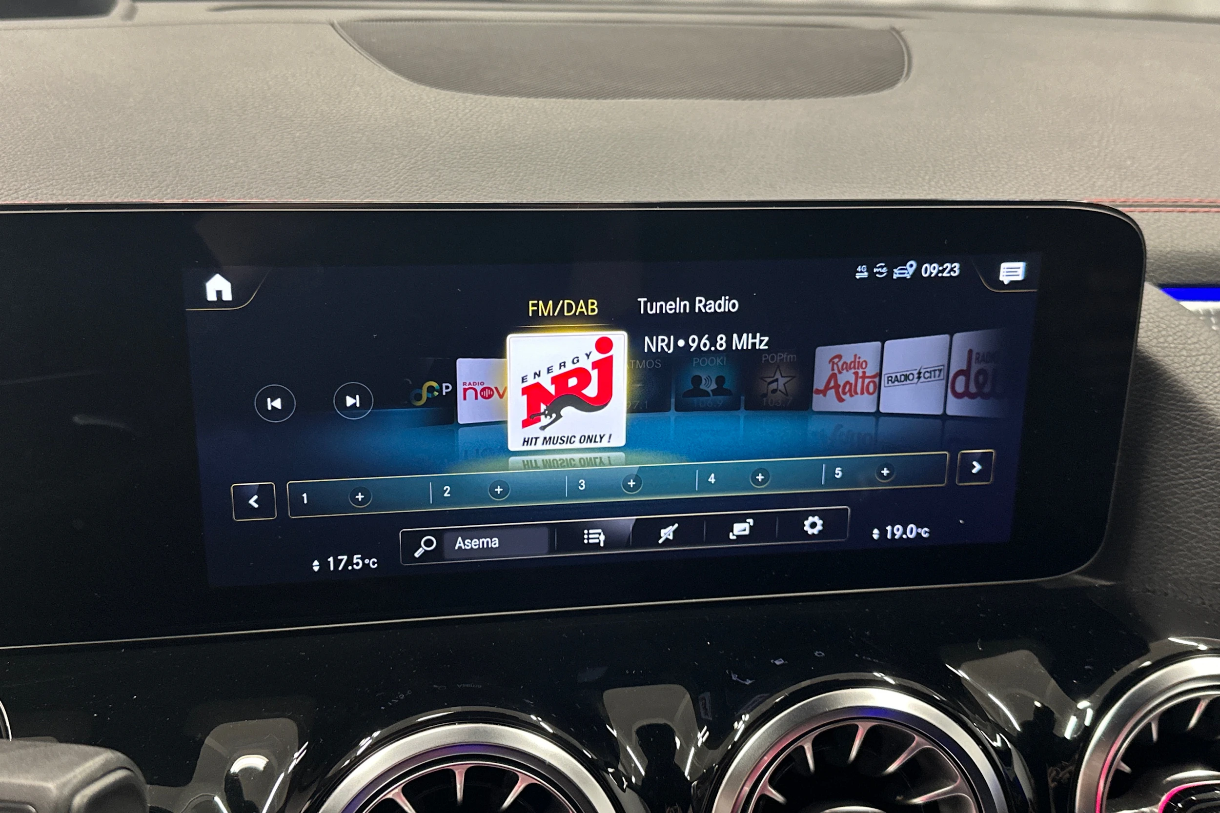 musta Mercedes-Benz EQA 2023 kuva 25.