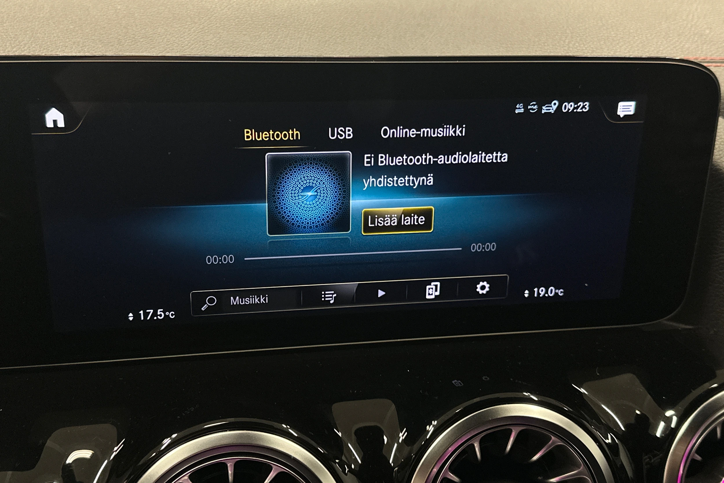 musta Mercedes-Benz EQA 2023 kuva 26.