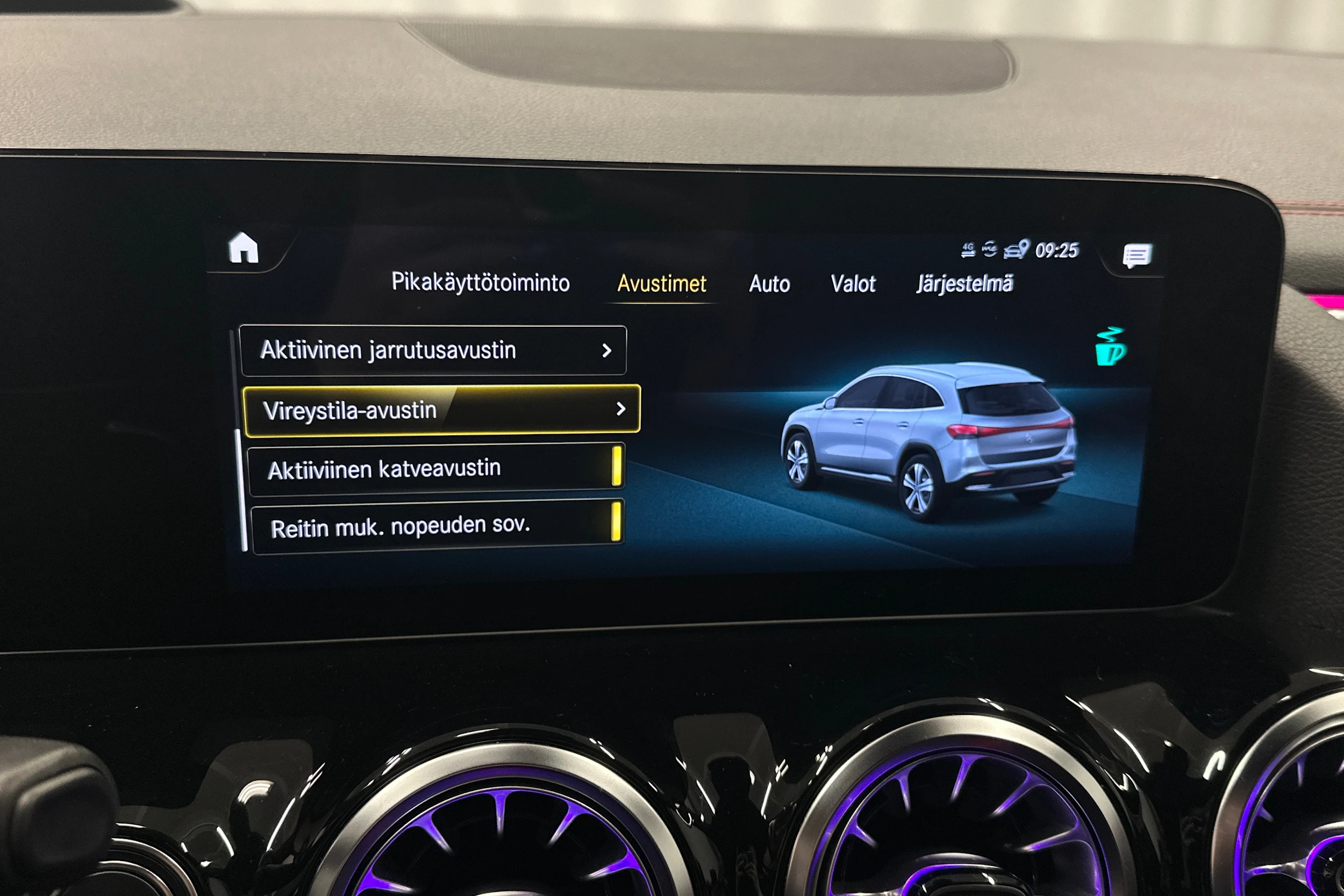 musta Mercedes-Benz EQA 2023 kuva 32.