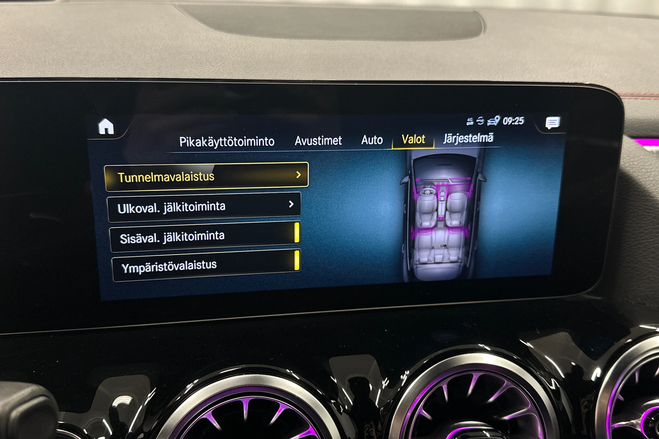musta Mercedes-Benz EQA 2023 kuva 34.