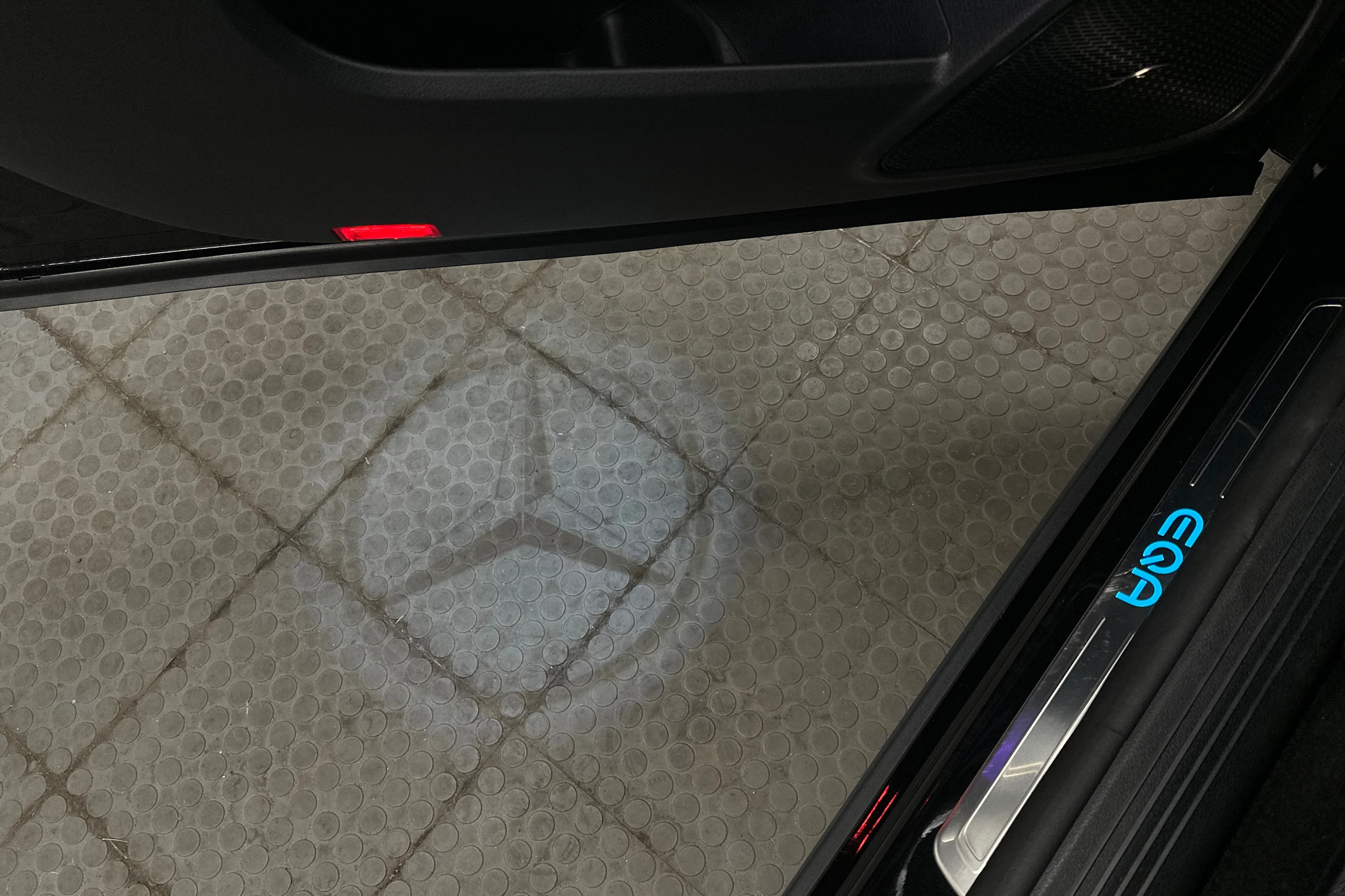 musta Mercedes-Benz EQA 2023 kuva 40.