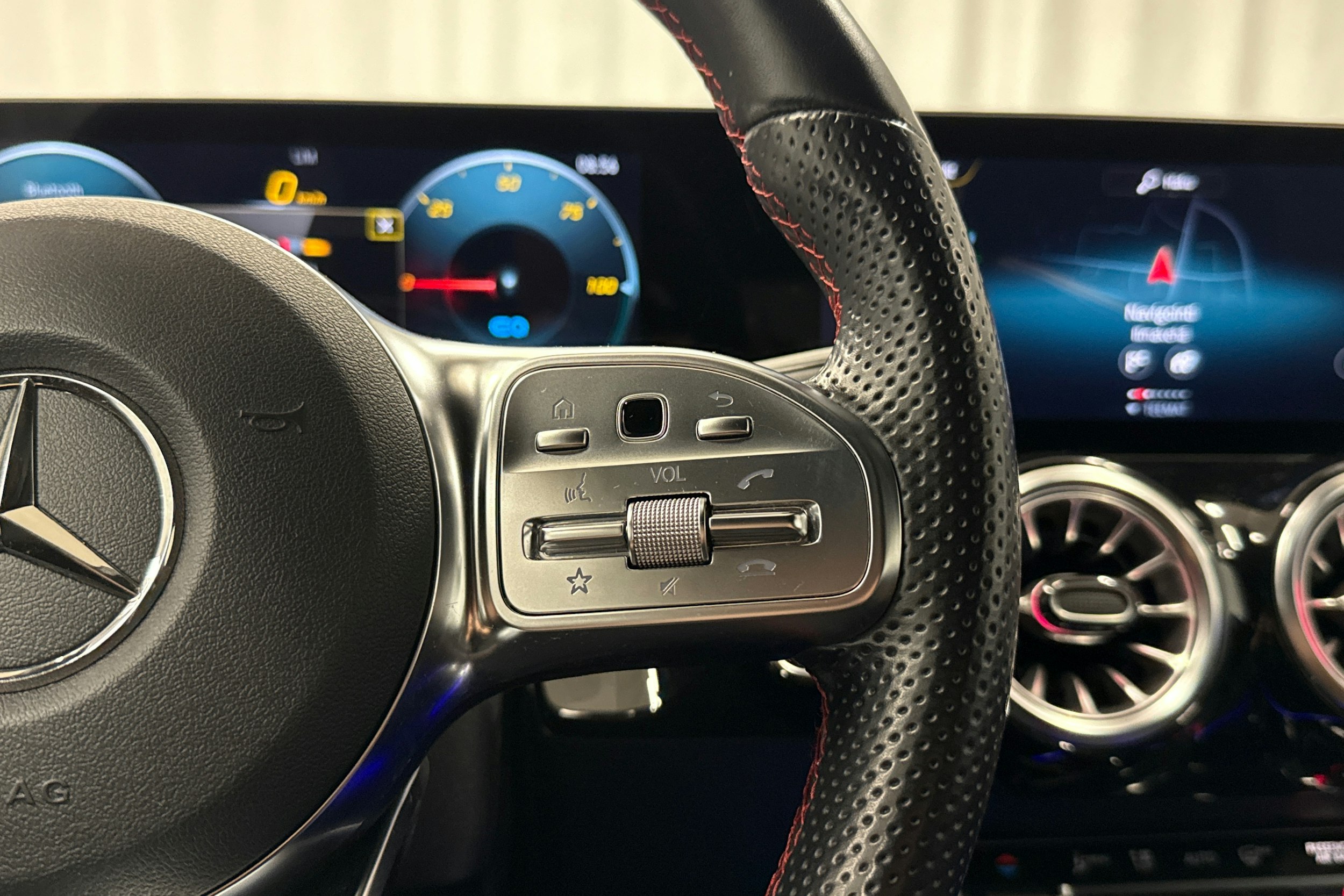 musta Mercedes-Benz EQA 2023 kuva 16.