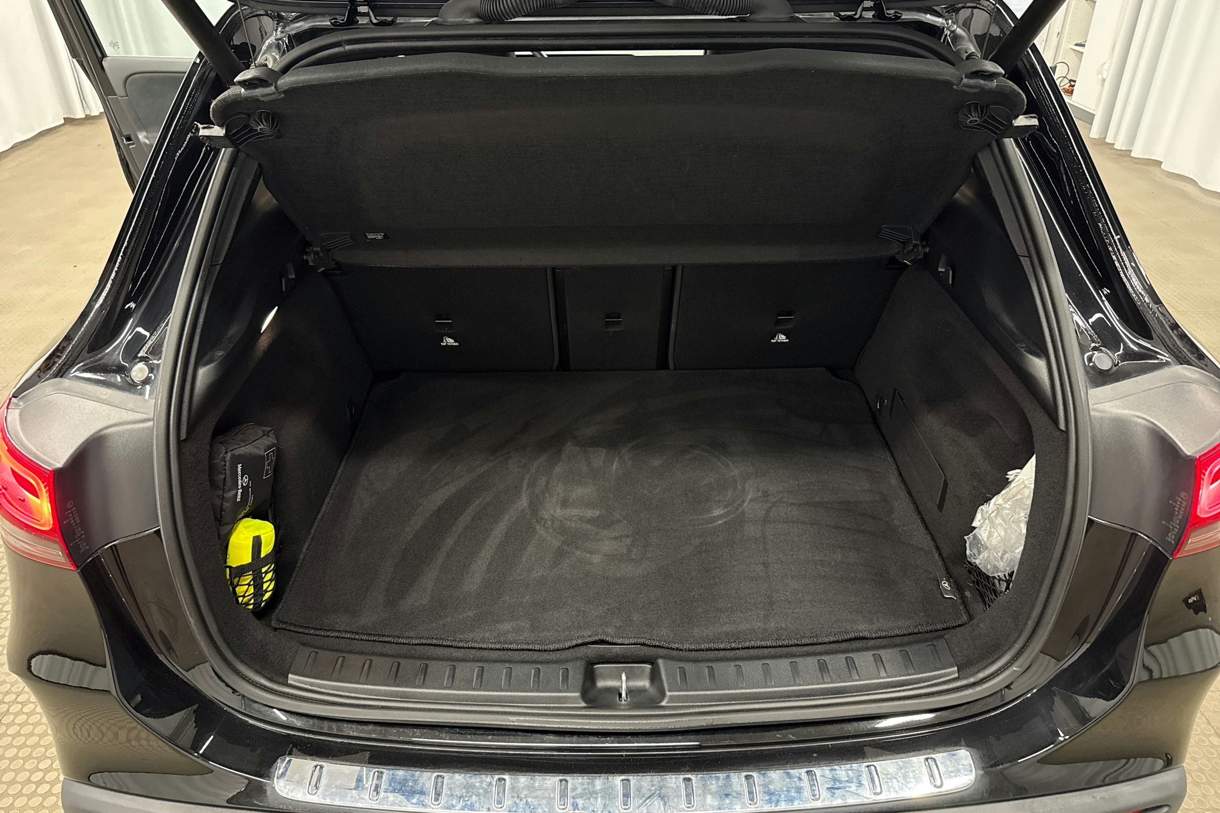musta Mercedes-Benz EQA 2023 kuva 26.