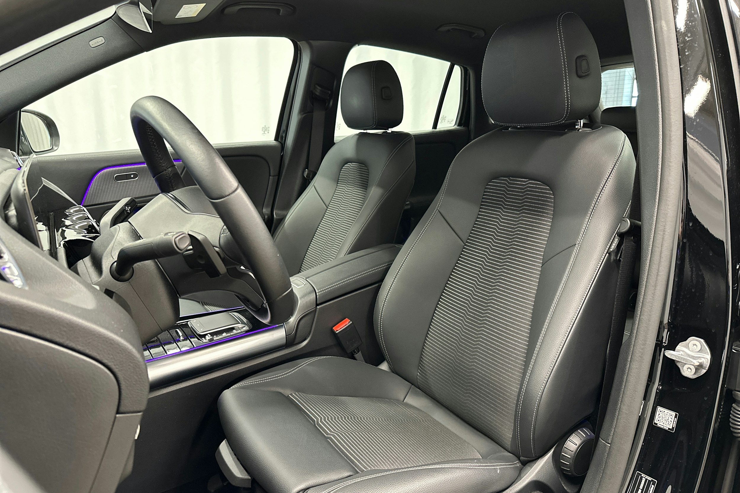musta Mercedes-Benz EQA 2023 kuva 16.