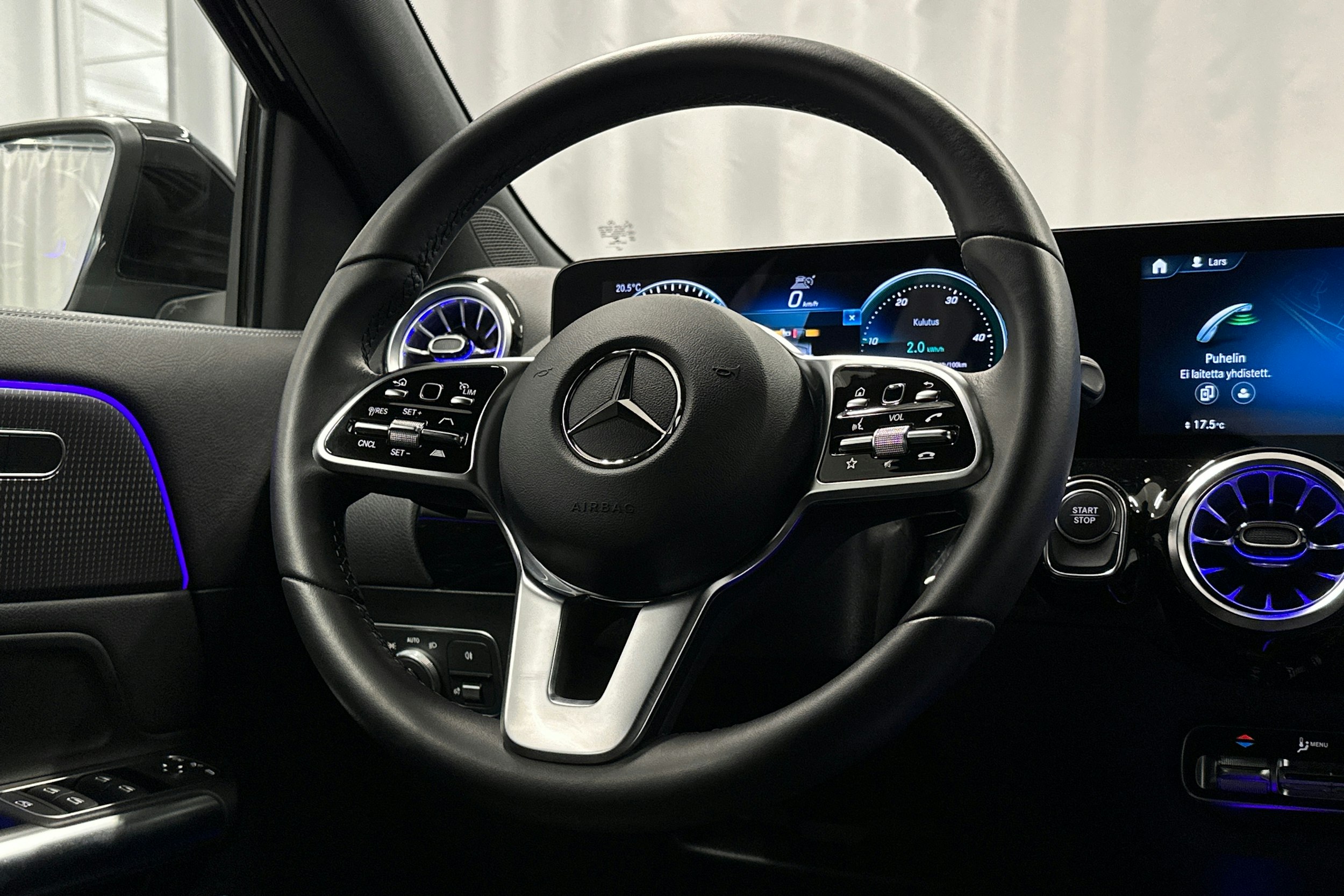 musta Mercedes-Benz EQA 2023 kuva 17.