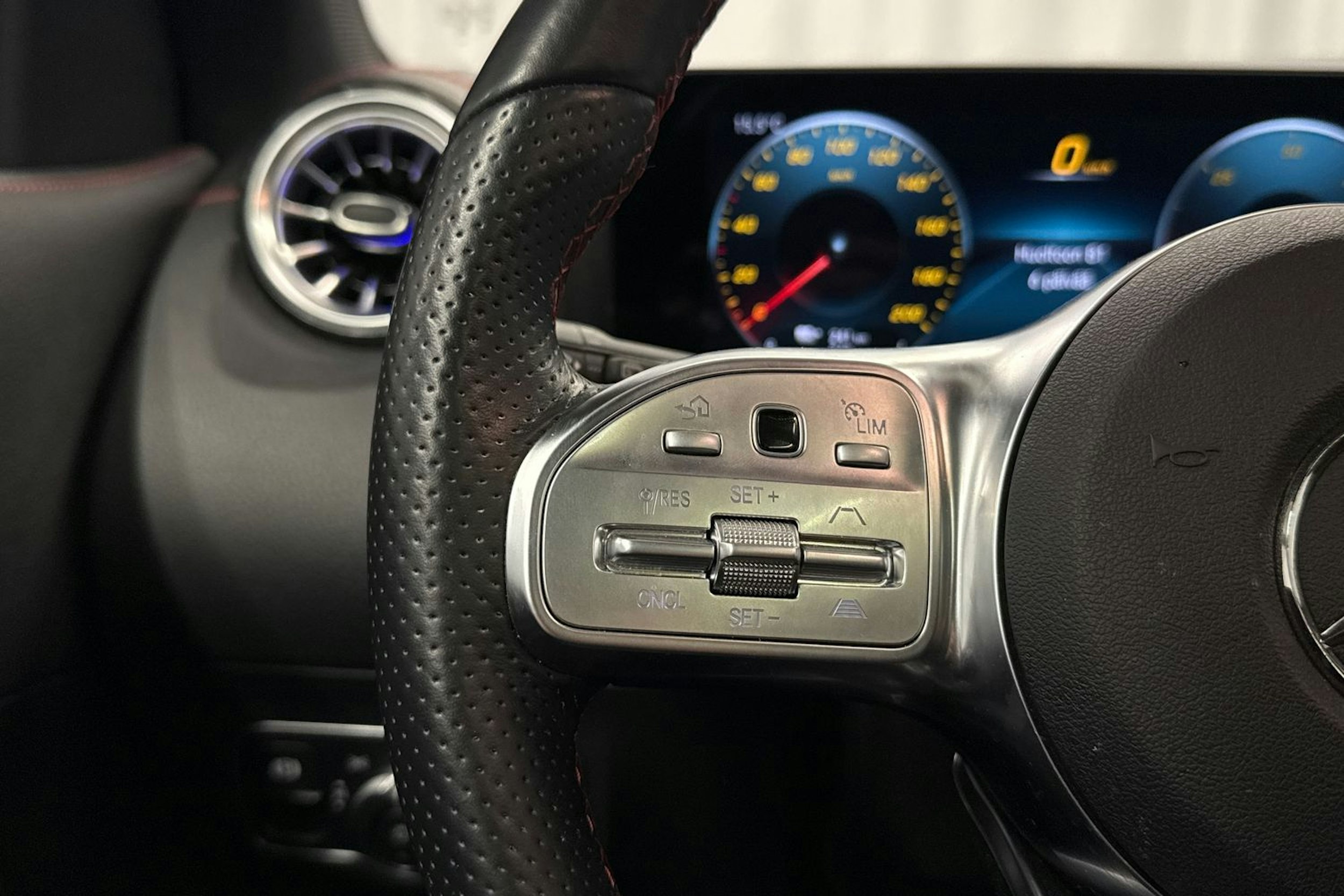 musta Mercedes-Benz EQA 2023 kuva 15.