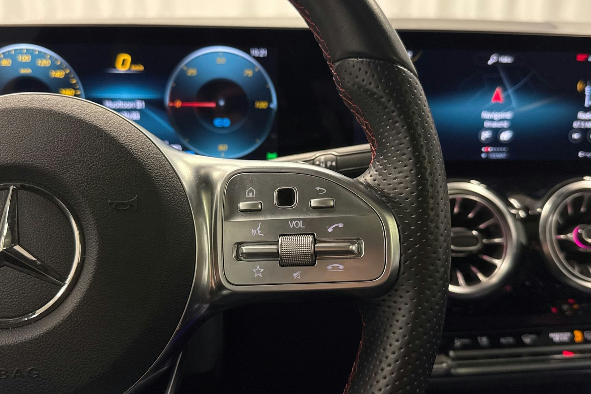 musta Mercedes-Benz EQA 2023 kuva 16.