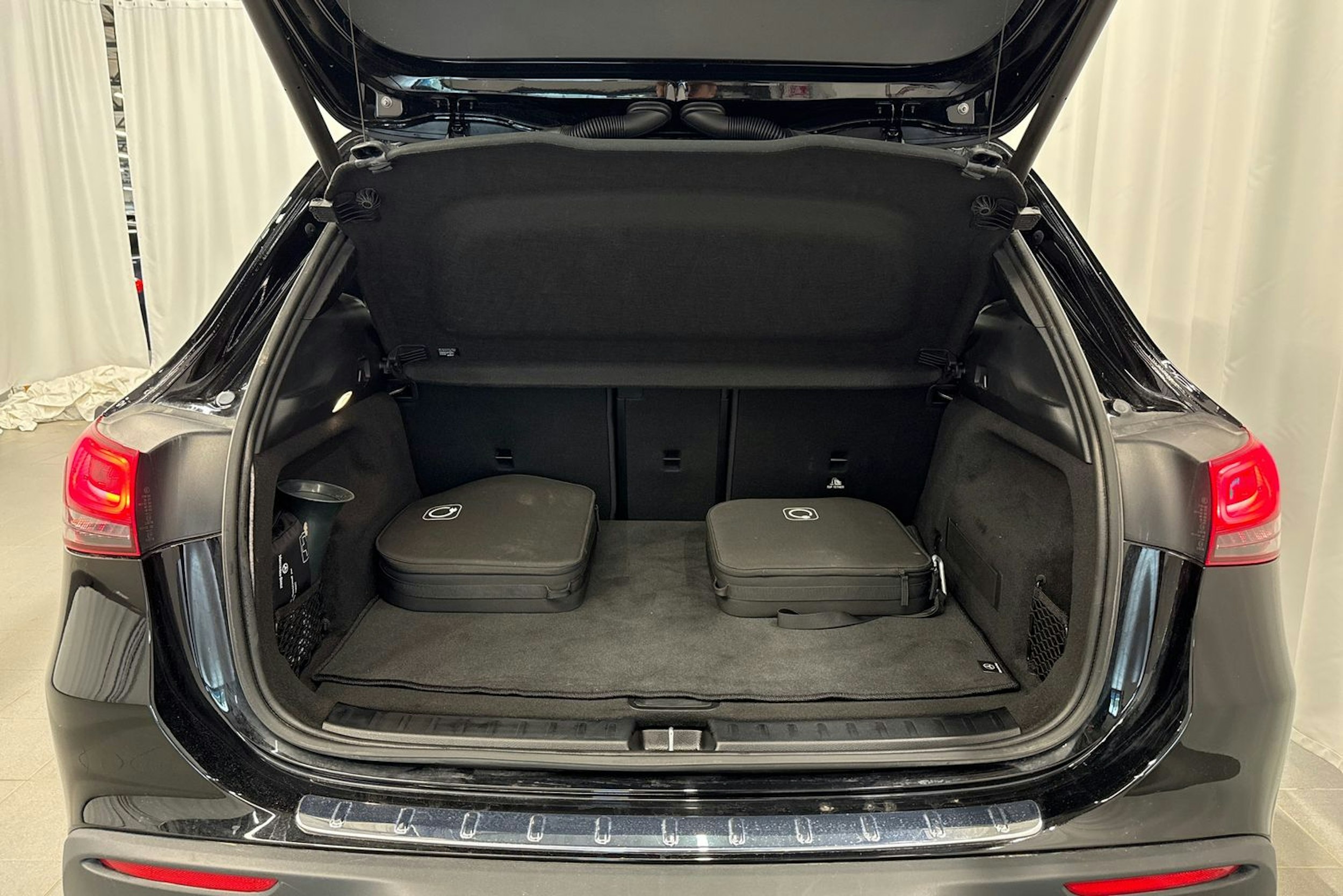 musta Mercedes-Benz EQA 2024 kuva 14.