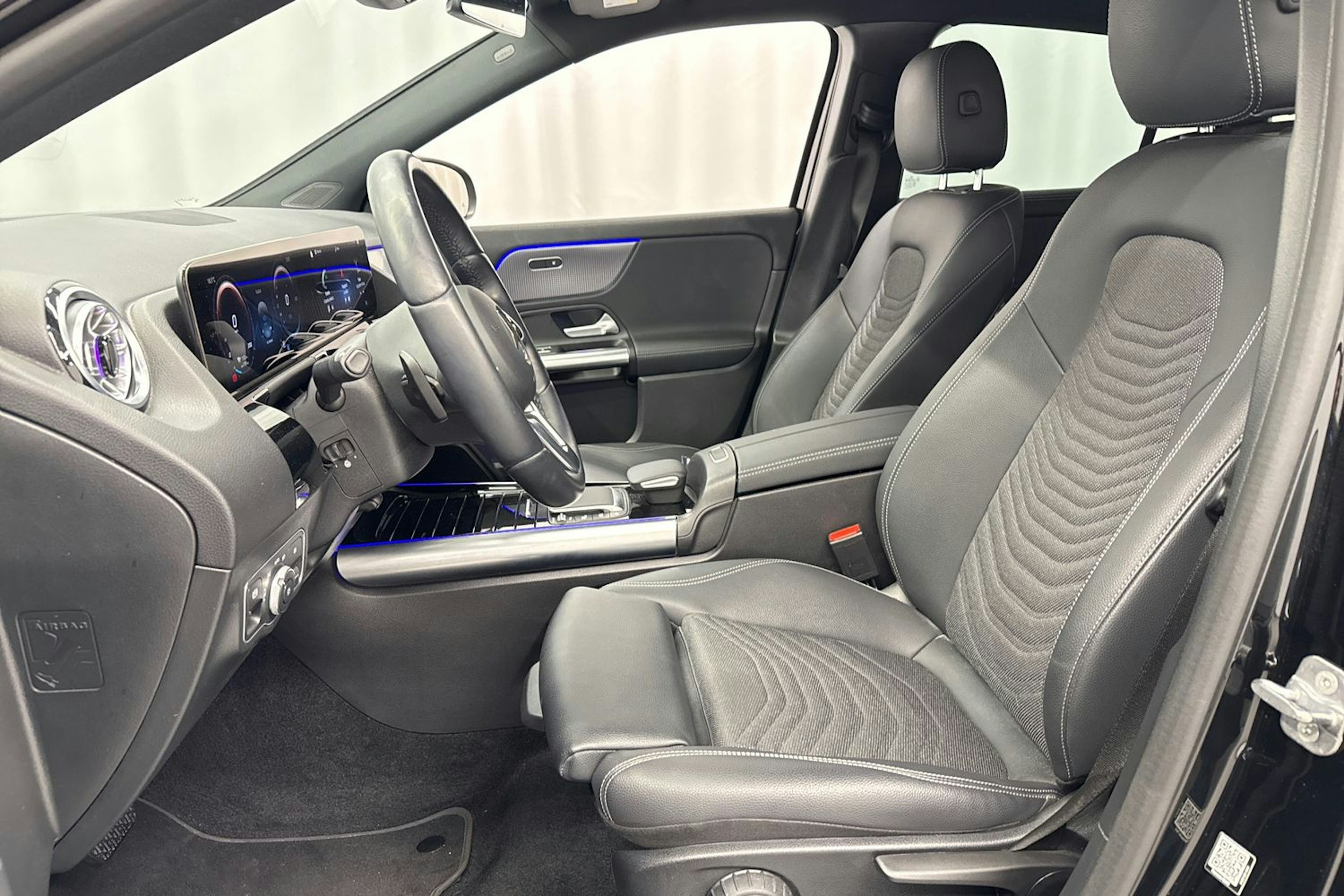 musta Mercedes-Benz EQA 2024 kuva 16.