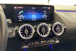 musta Mercedes-Benz EQA 2024 kuva 22.