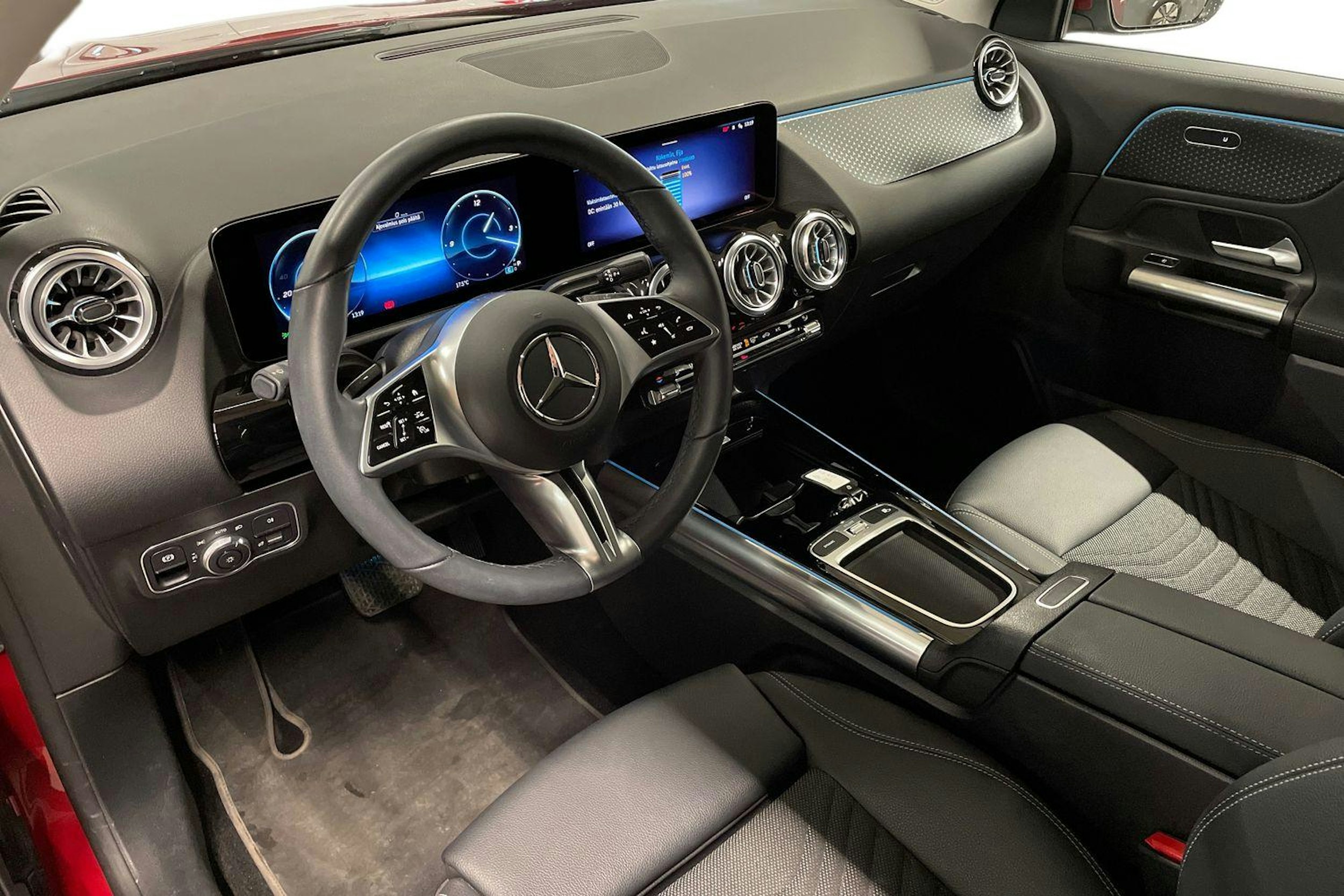 Punainen Mercedes-Benz EQA 2024 kuva 6.