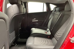 Punainen Mercedes-Benz EQA 2024 kuva 8.