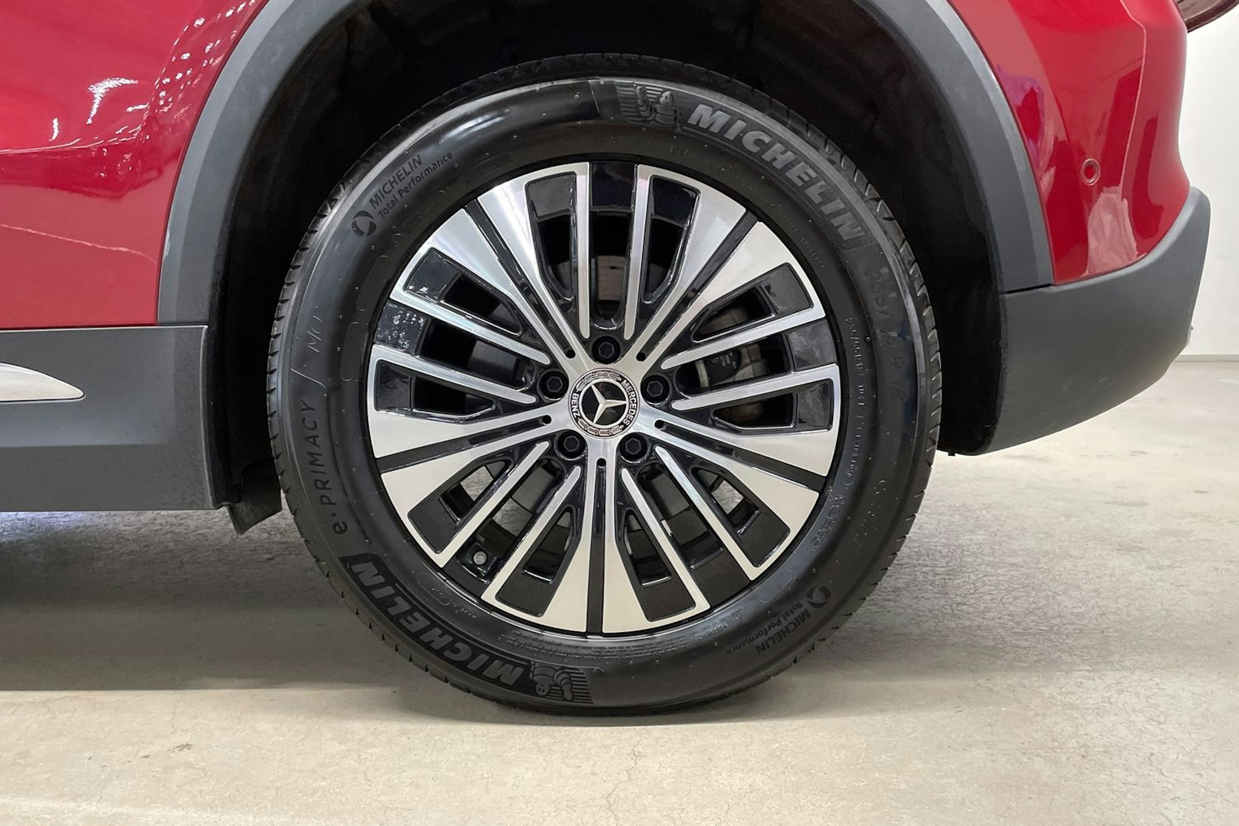 Punainen Mercedes-Benz EQA 2024 kuva 9.