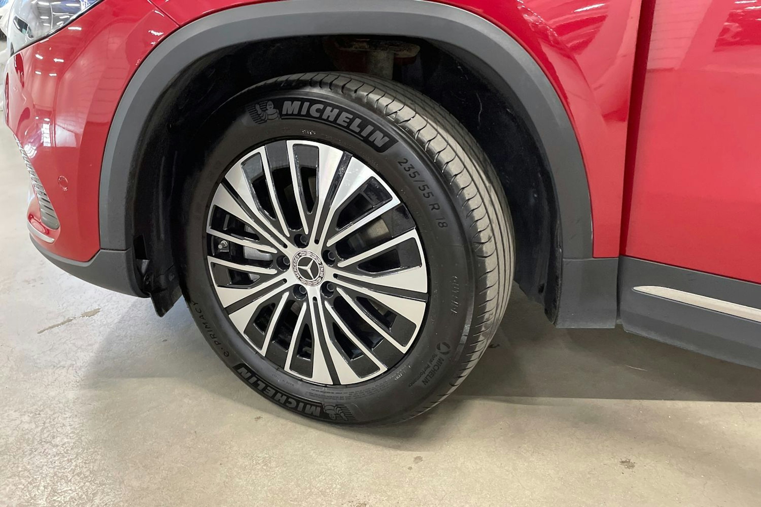 Punainen Mercedes-Benz EQA 2024 kuva 10.