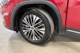 Punainen Mercedes-Benz EQA 2024 kuva 10.