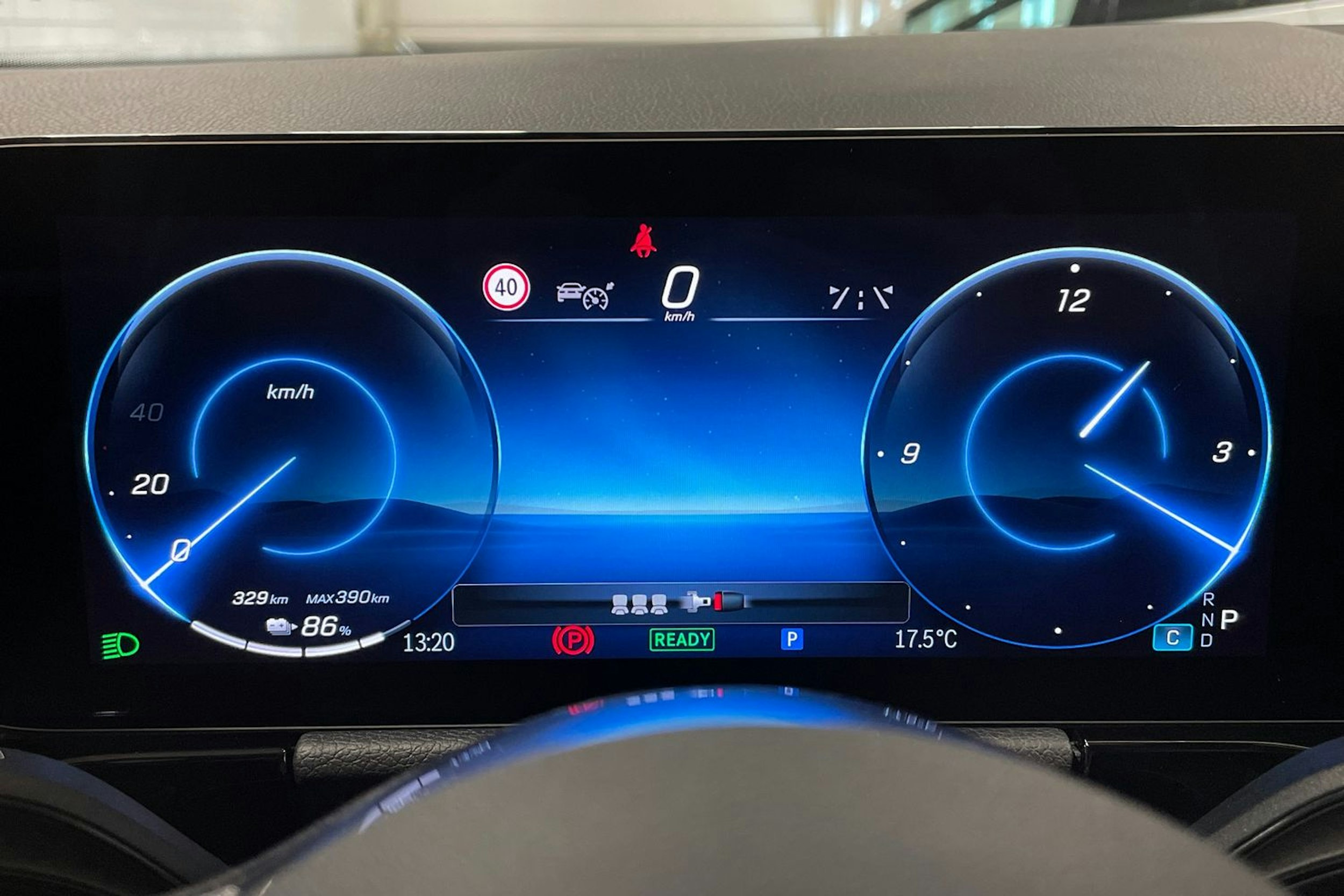 Punainen Mercedes-Benz EQA 2024 kuva 13.