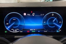 Punainen Mercedes-Benz EQA 2024 kuva 13.