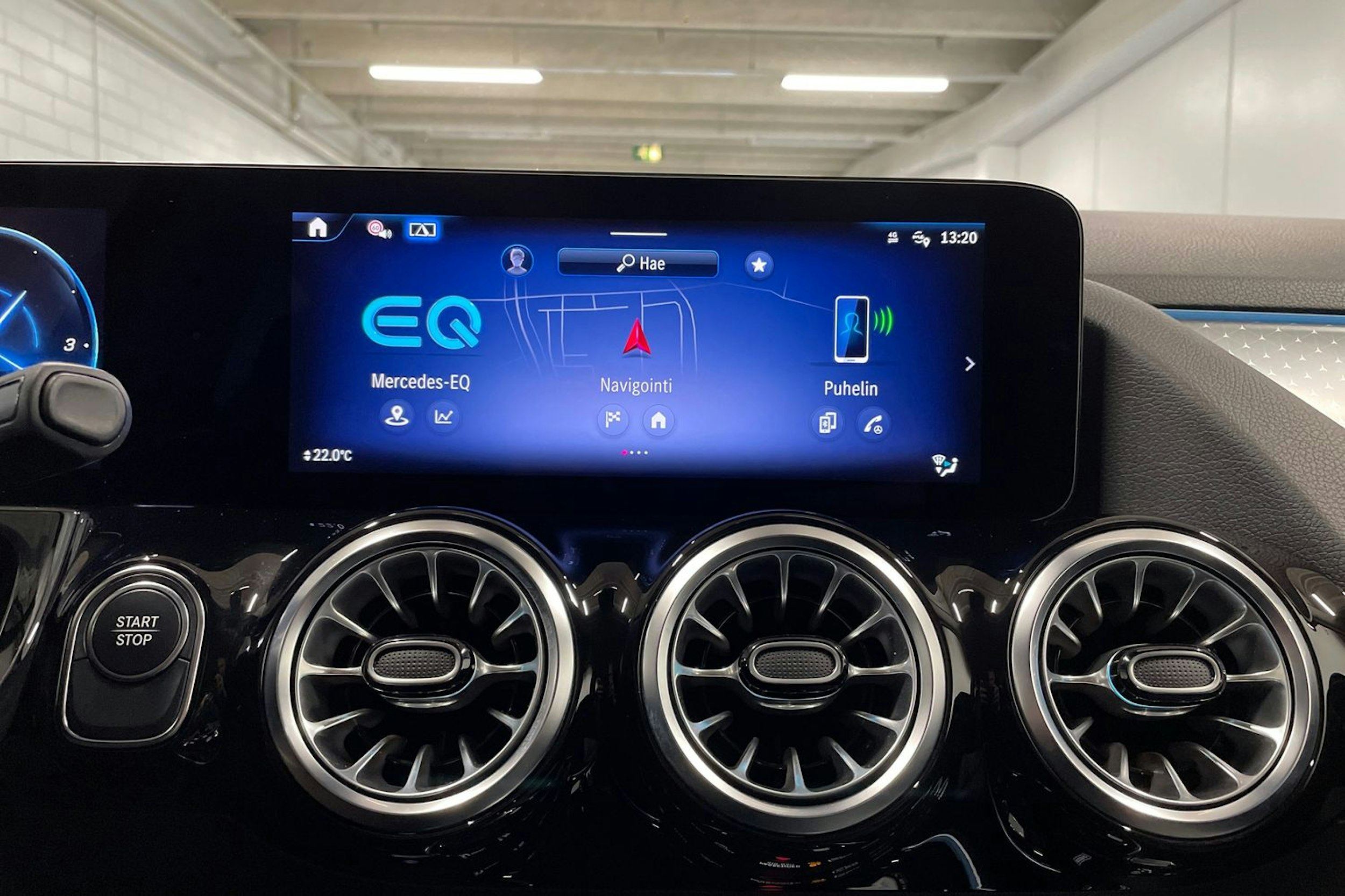 Punainen Mercedes-Benz EQA 2024 kuva 14.