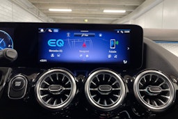 Punainen Mercedes-Benz EQA 2024 kuva 14.