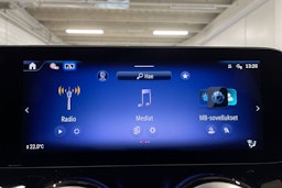 Punainen Mercedes-Benz EQA 2024 kuva 15.