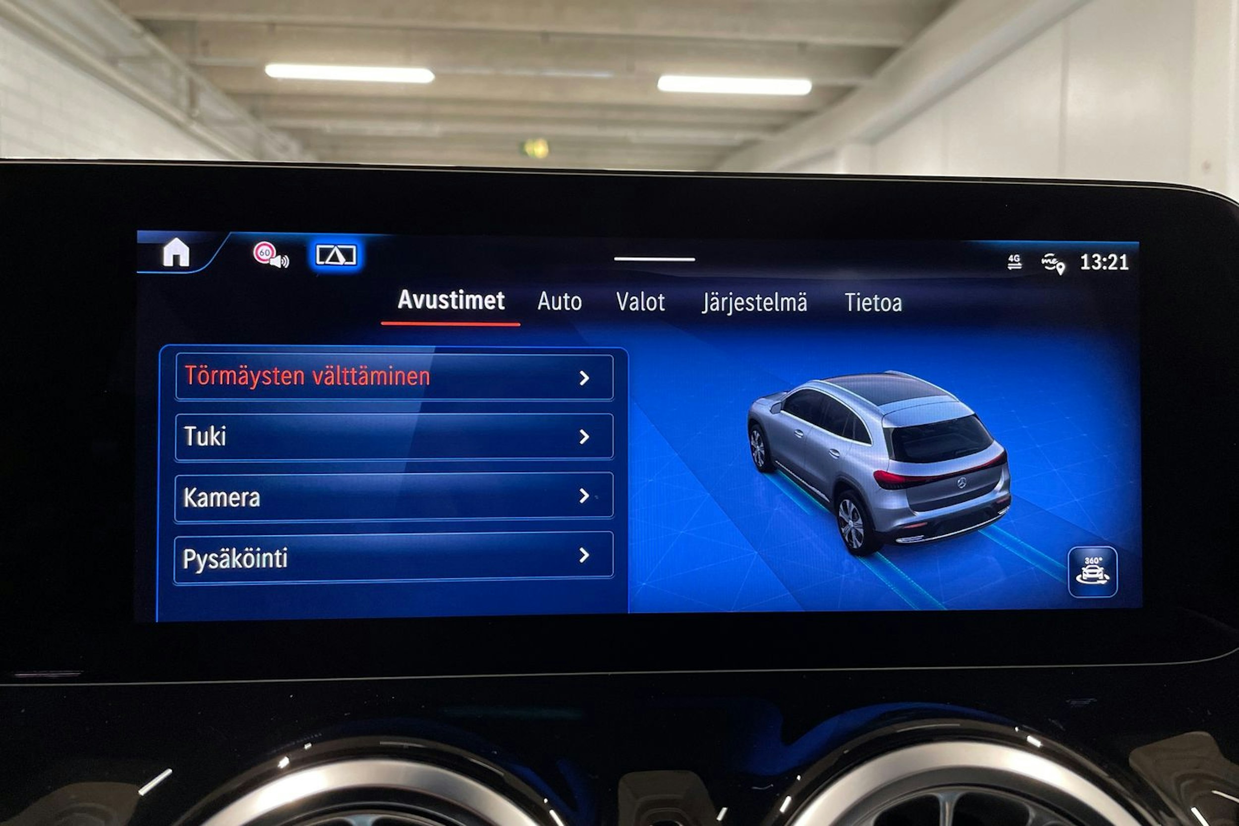 Punainen Mercedes-Benz EQA 2024 kuva 18.