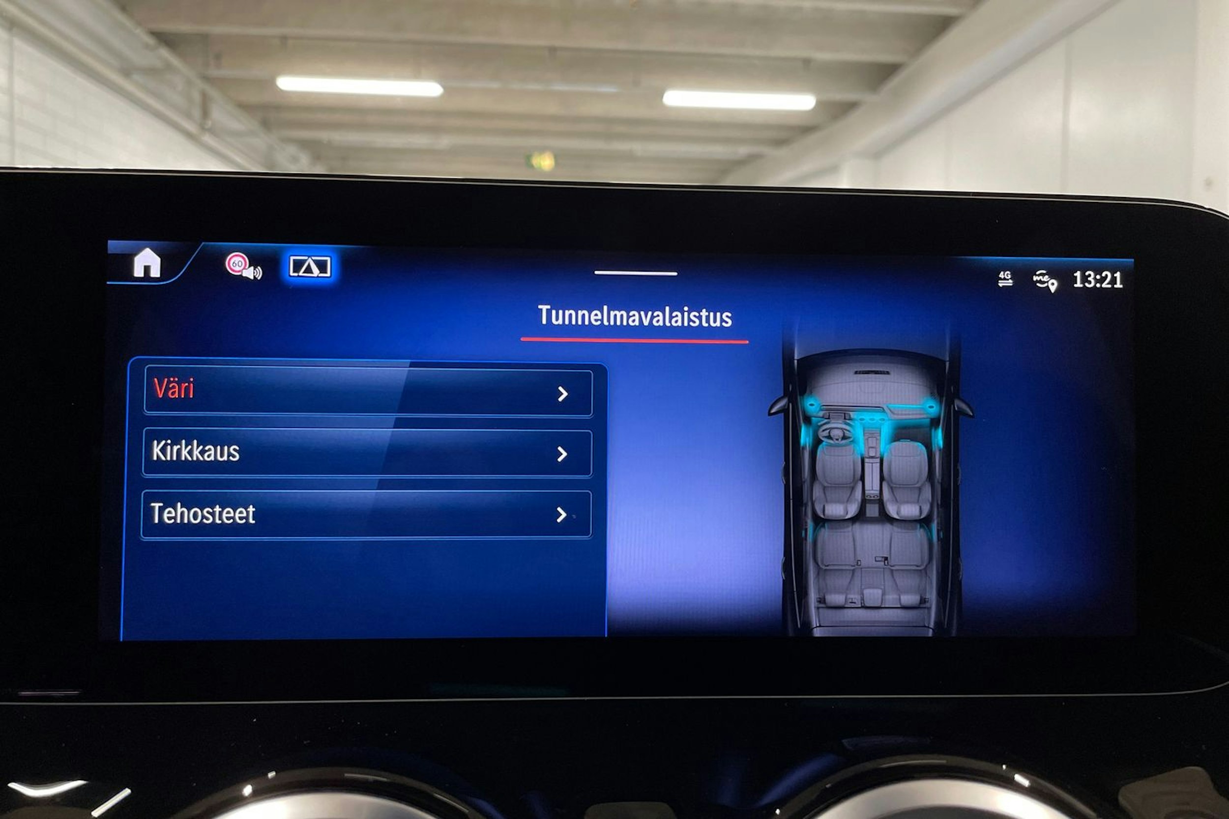 Punainen Mercedes-Benz EQA 2024 kuva 19.