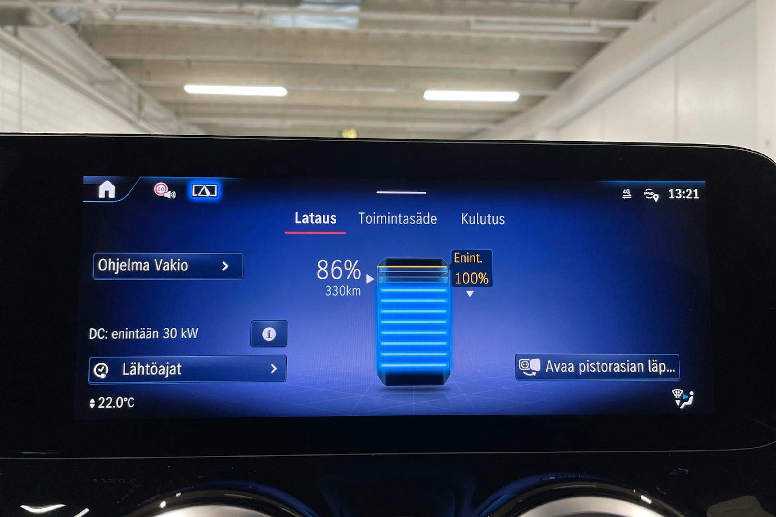Punainen Mercedes-Benz EQA 2024 kuva 21.