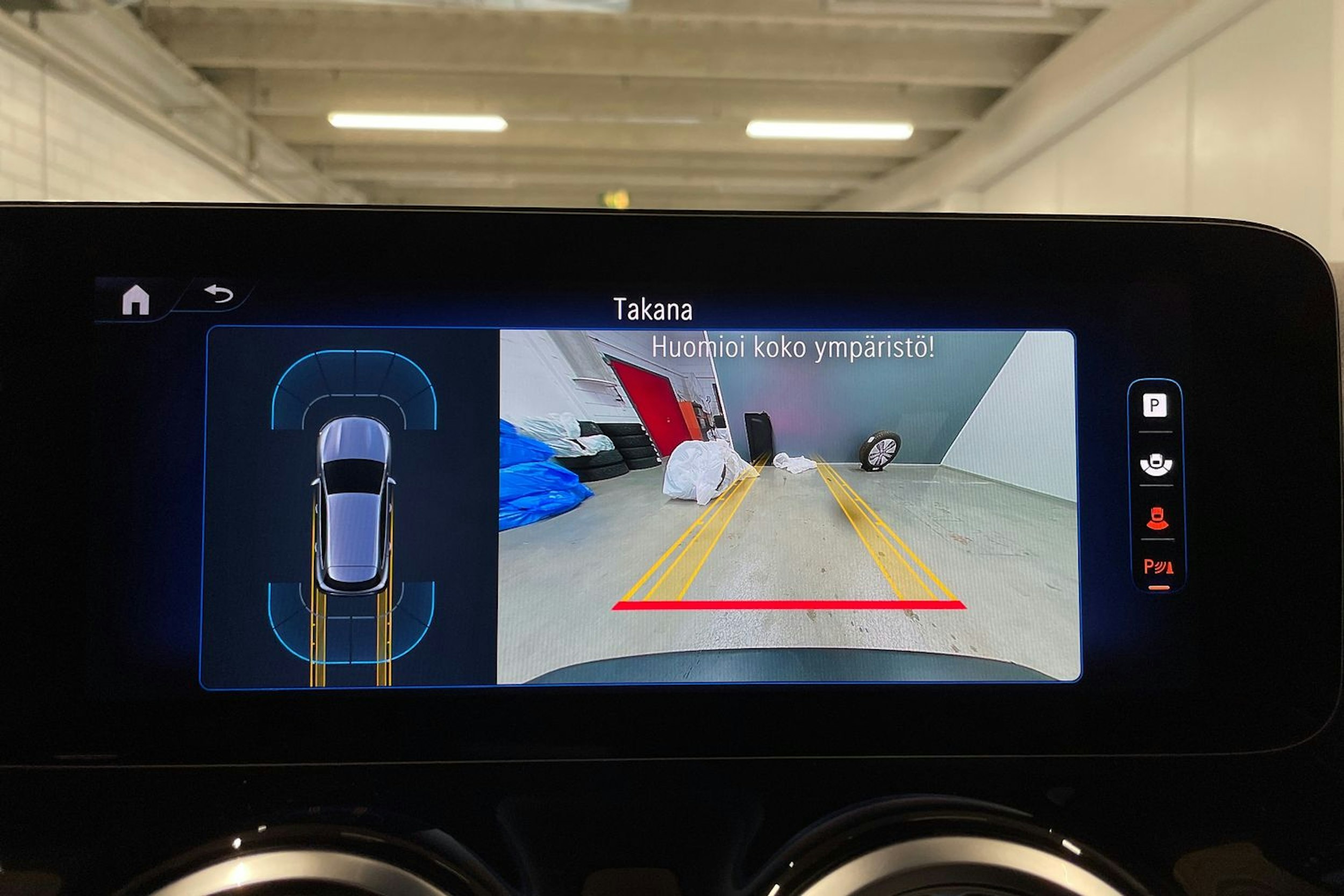 Punainen Mercedes-Benz EQA 2024 kuva 22.
