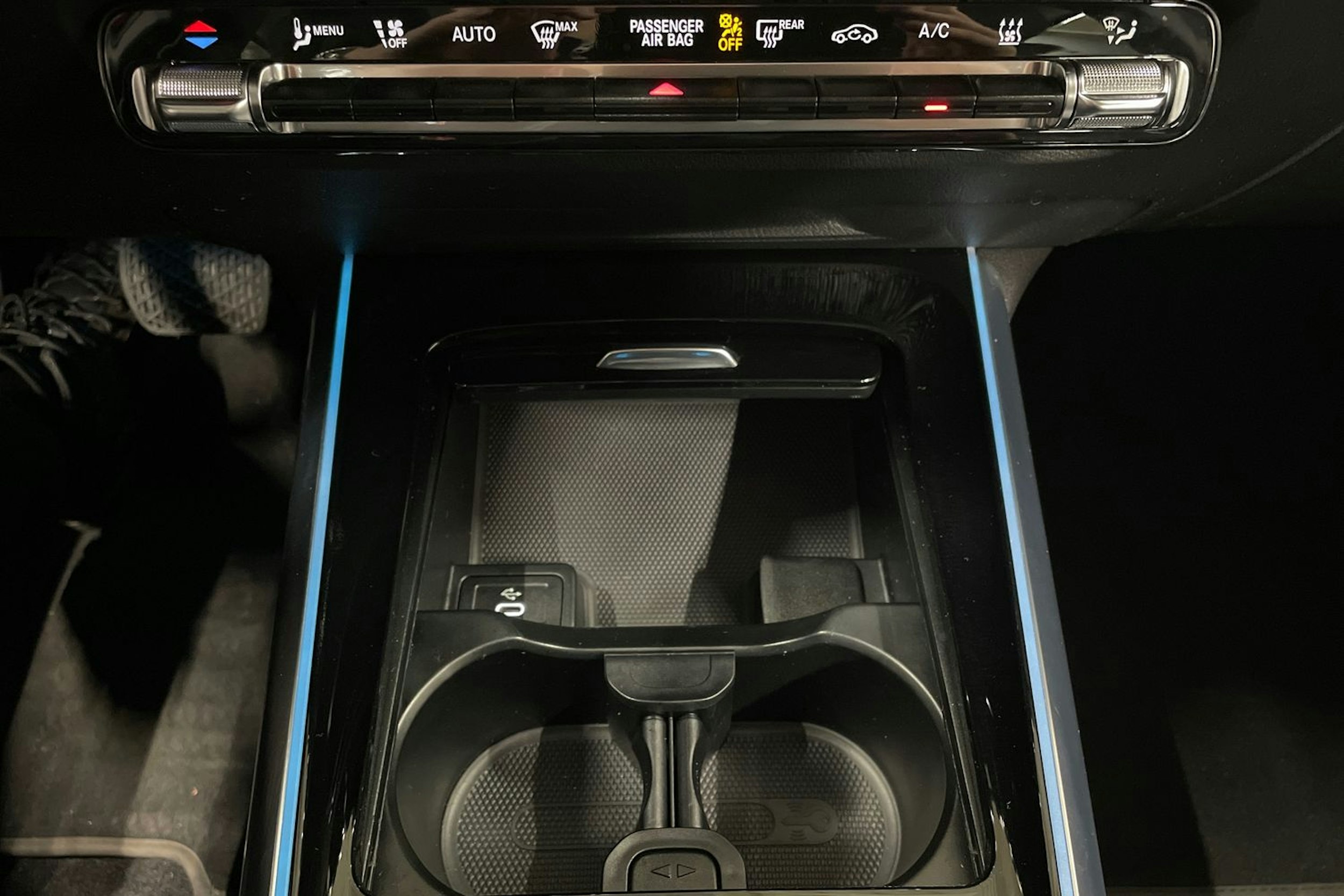 Punainen Mercedes-Benz EQA 2024 kuva 23.