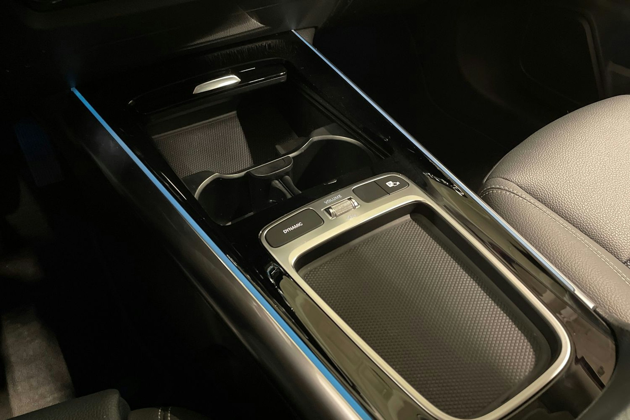 Punainen Mercedes-Benz EQA 2024 kuva 24.