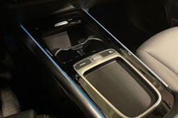Punainen Mercedes-Benz EQA 2024 kuva 24.