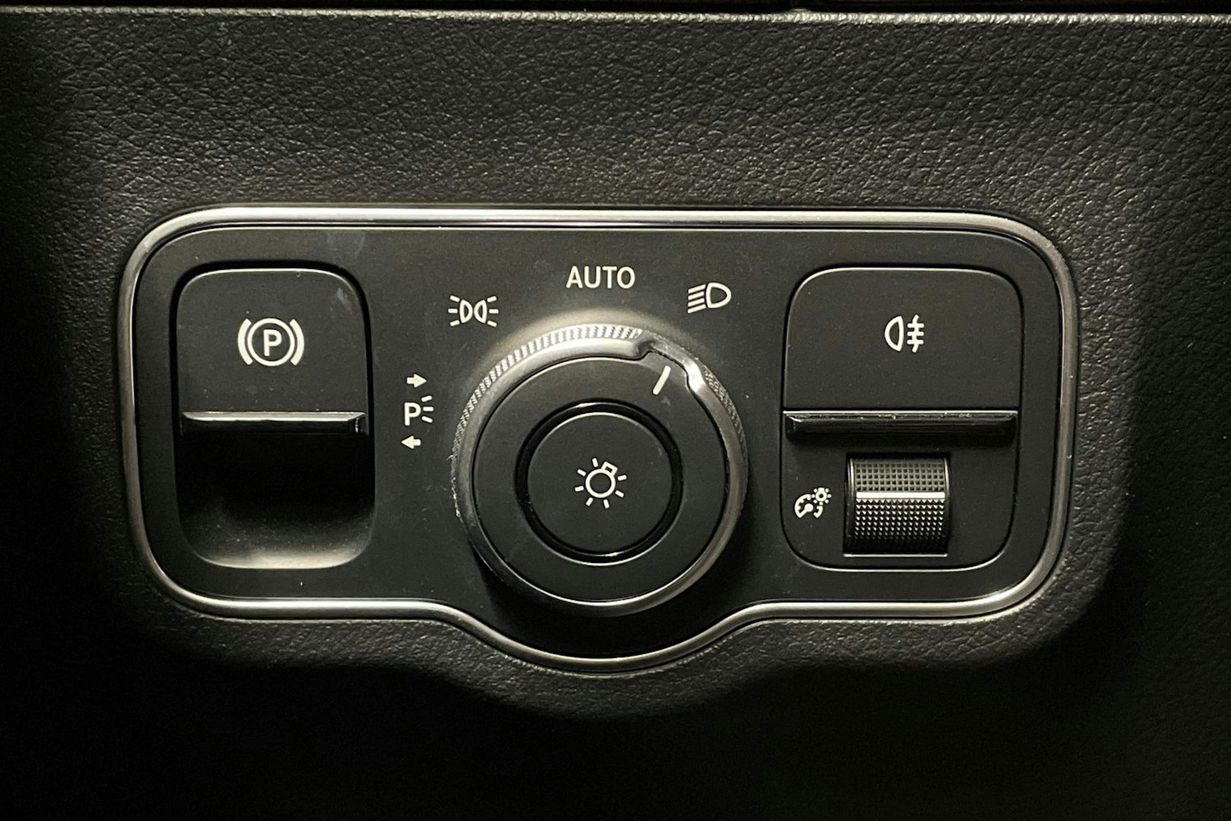 Punainen Mercedes-Benz EQA 2024 kuva 25.
