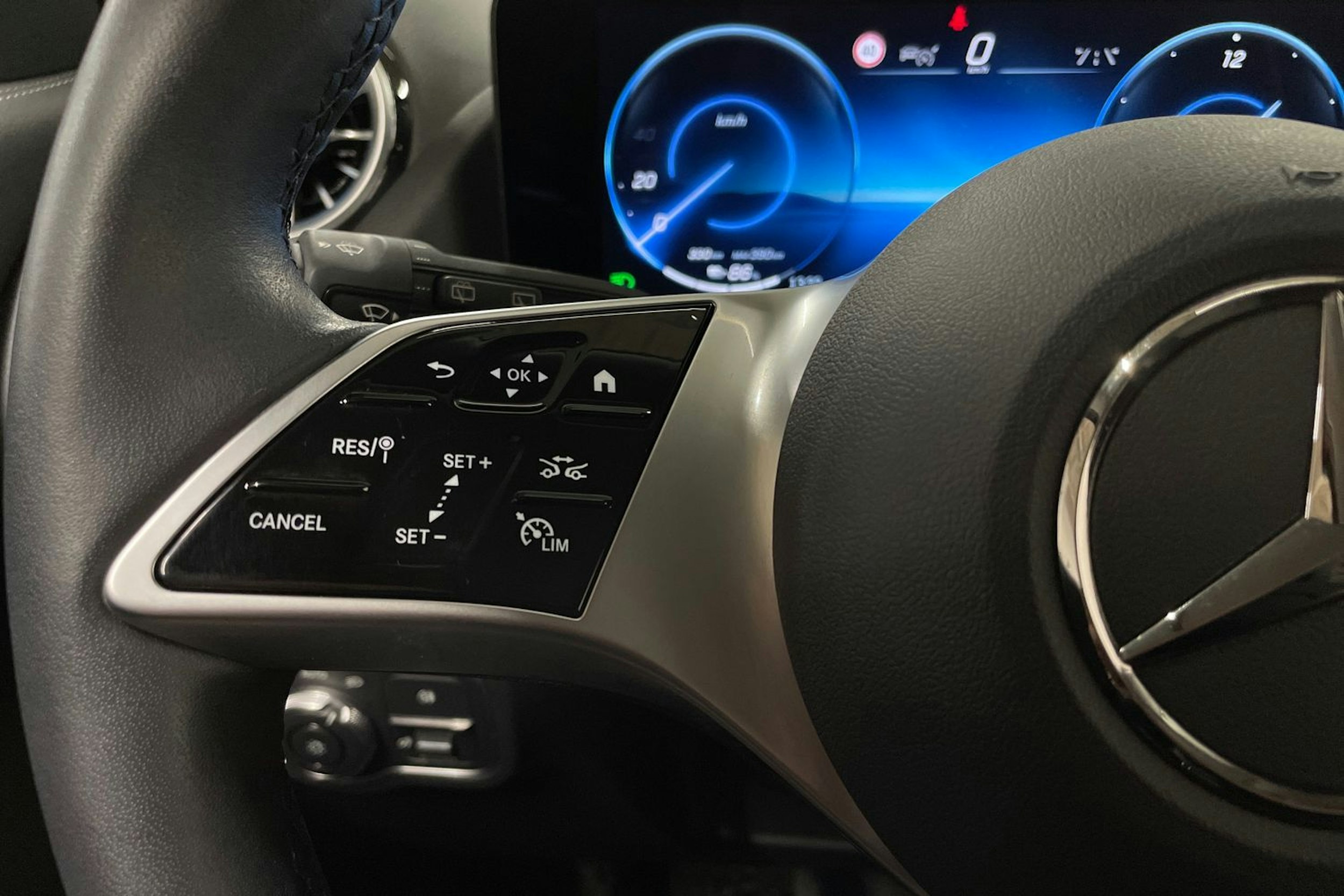 Punainen Mercedes-Benz EQA 2024 kuva 26.