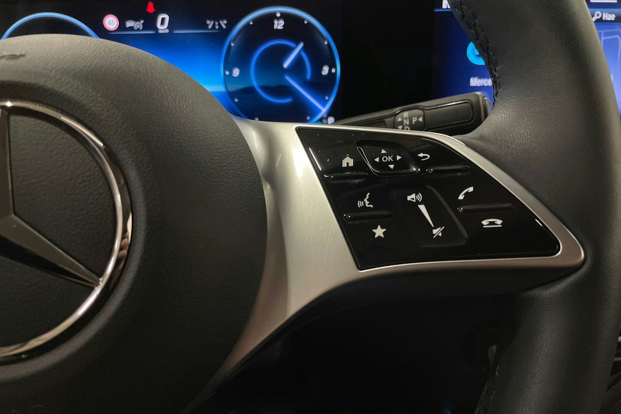 Punainen Mercedes-Benz EQA 2024 kuva 27.