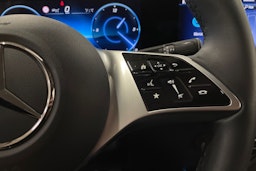 Punainen Mercedes-Benz EQA 2024 kuva 27.
