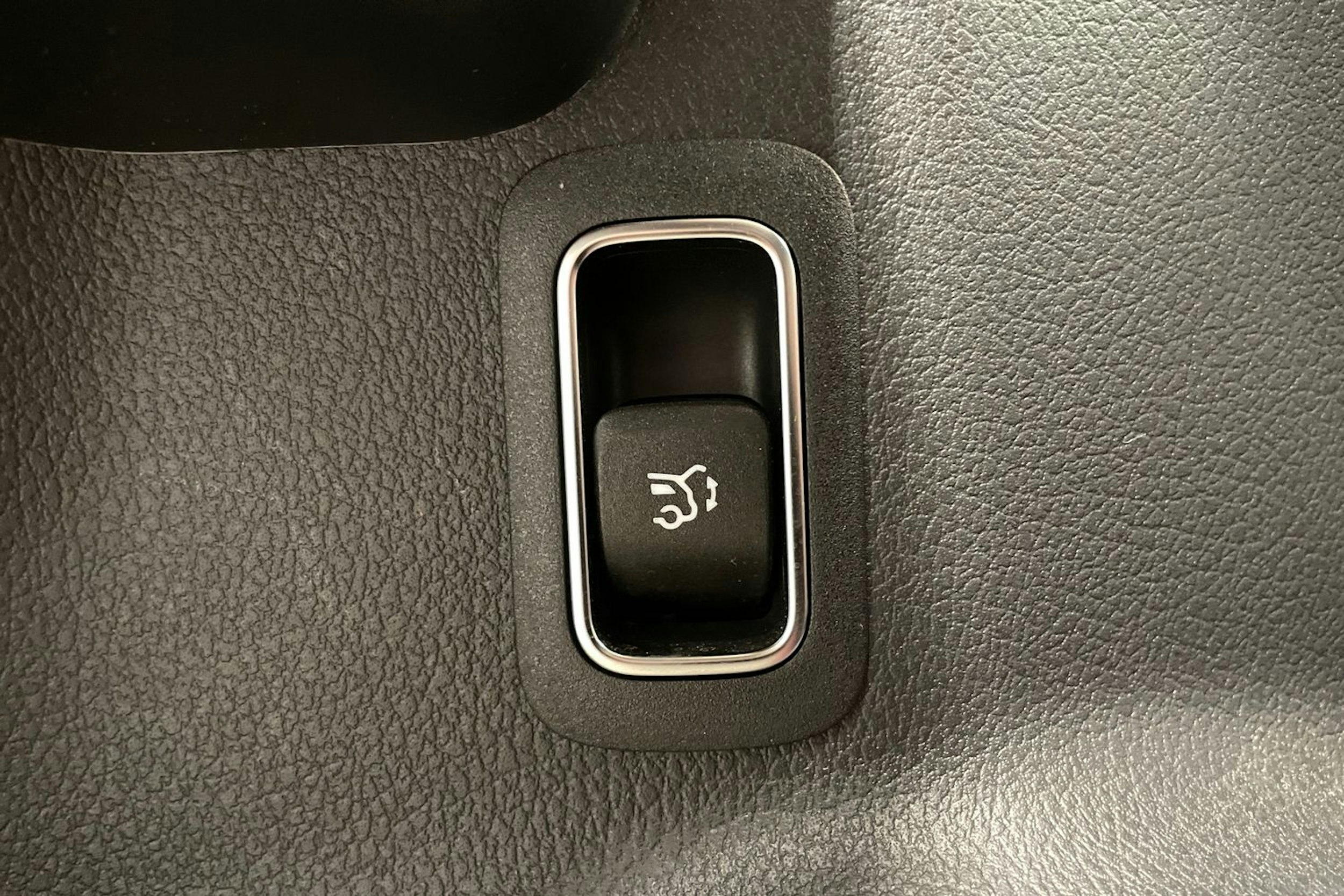 Punainen Mercedes-Benz EQA 2024 kuva 28.