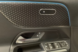 Punainen Mercedes-Benz EQA 2024 kuva 29.