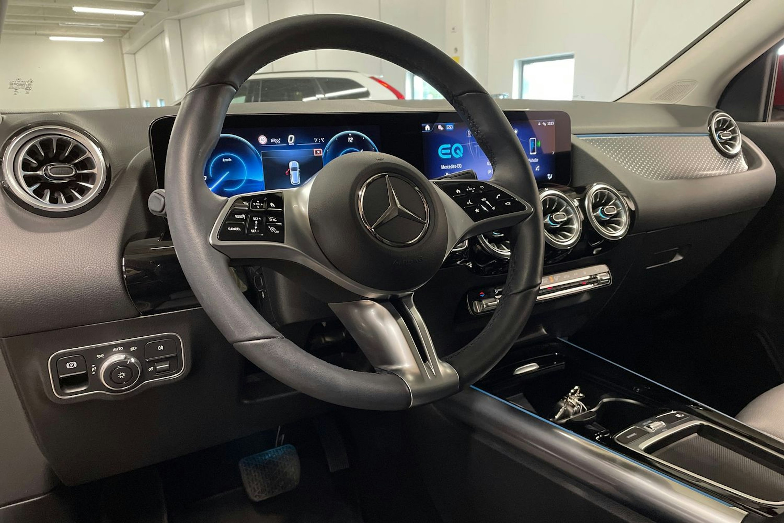 Punainen Mercedes-Benz EQA 2024 kuva 30.