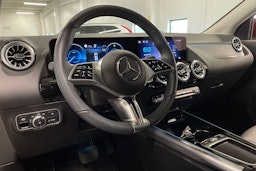 Punainen Mercedes-Benz EQA 2024 kuva 30.