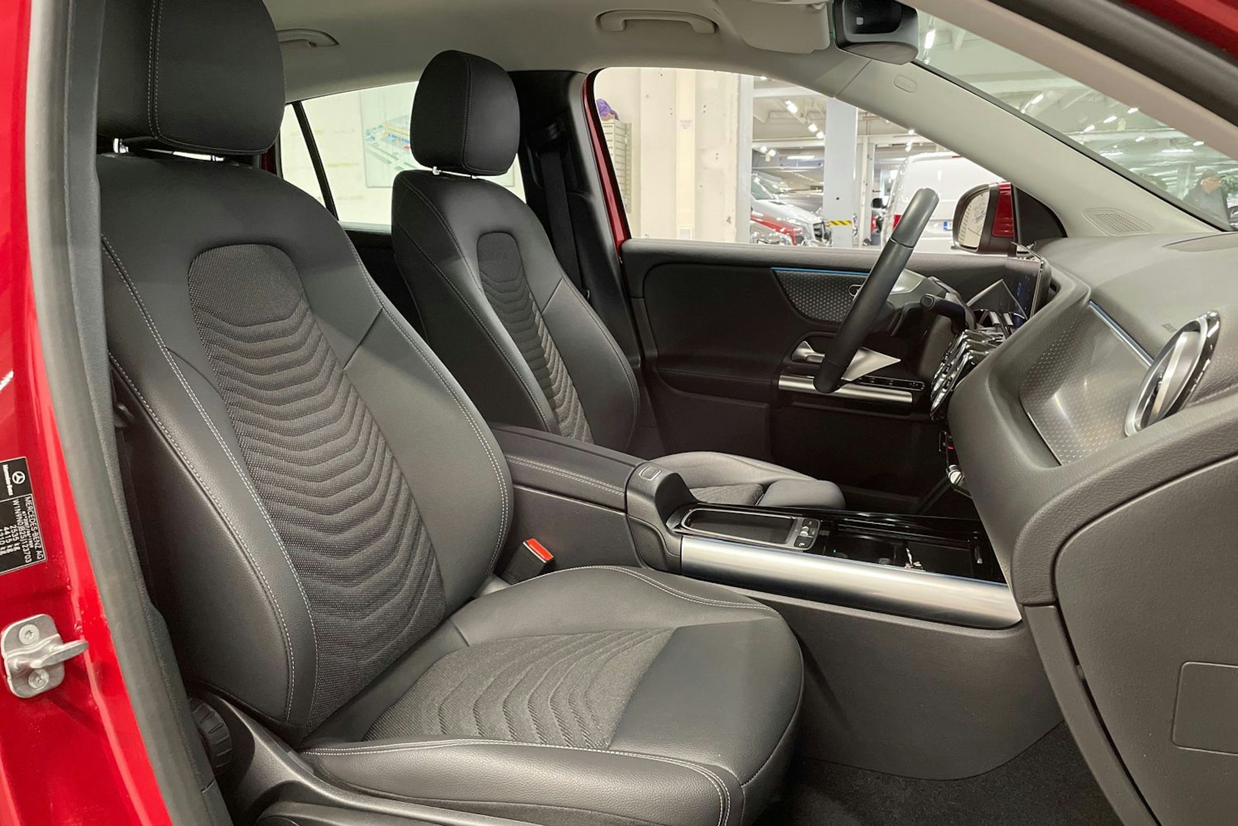 Punainen Mercedes-Benz EQA 2024 kuva 31.